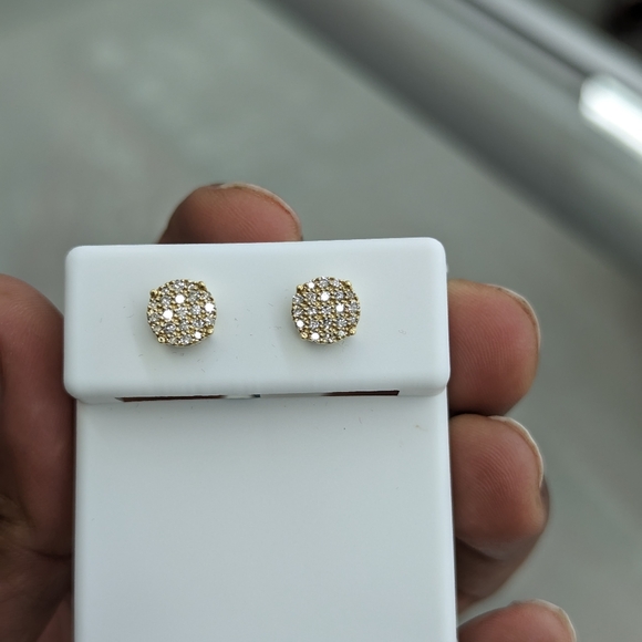 Real Diamond 10kt Gold Stud Earring